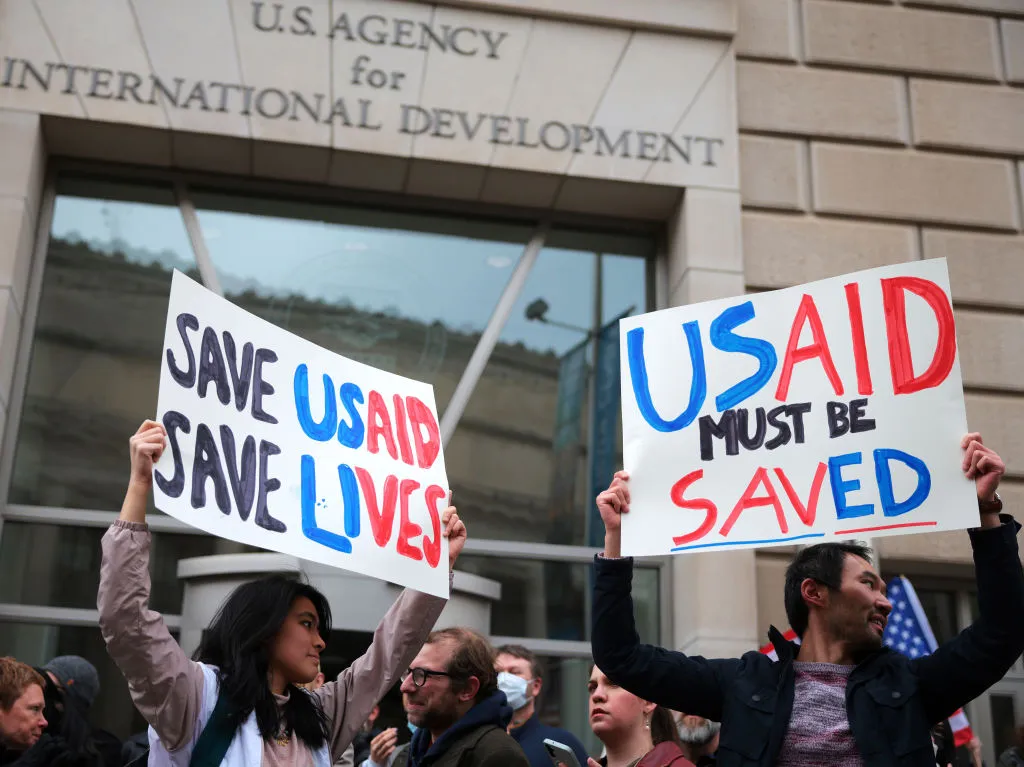 Demonstranter prøver å stoppe Trumps USAID-angrep. Men United States Agency for International Development er langt fra bare en organisasjon for bistand, skriver Thor Langfeldt. (Foto: Getty.)