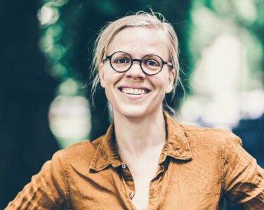 Åste Dokka er prest med doktorgrad og jobber som kommentator i kristenavisen Vårt land. Det burde gi et godt utgangspunkt for å gi det store nordmenn uten en sterk gudstro syndsforlatelse, skriver Subjekts anmelder. (Foto: Den norske kirke.)