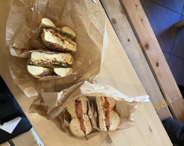Bagelvinnere: Silkemyk laks møter krydret cajun-kylling – en bagelbattle mellom to giganter, skriver Subjekts anmelder. (Foto Mari Mogen.)