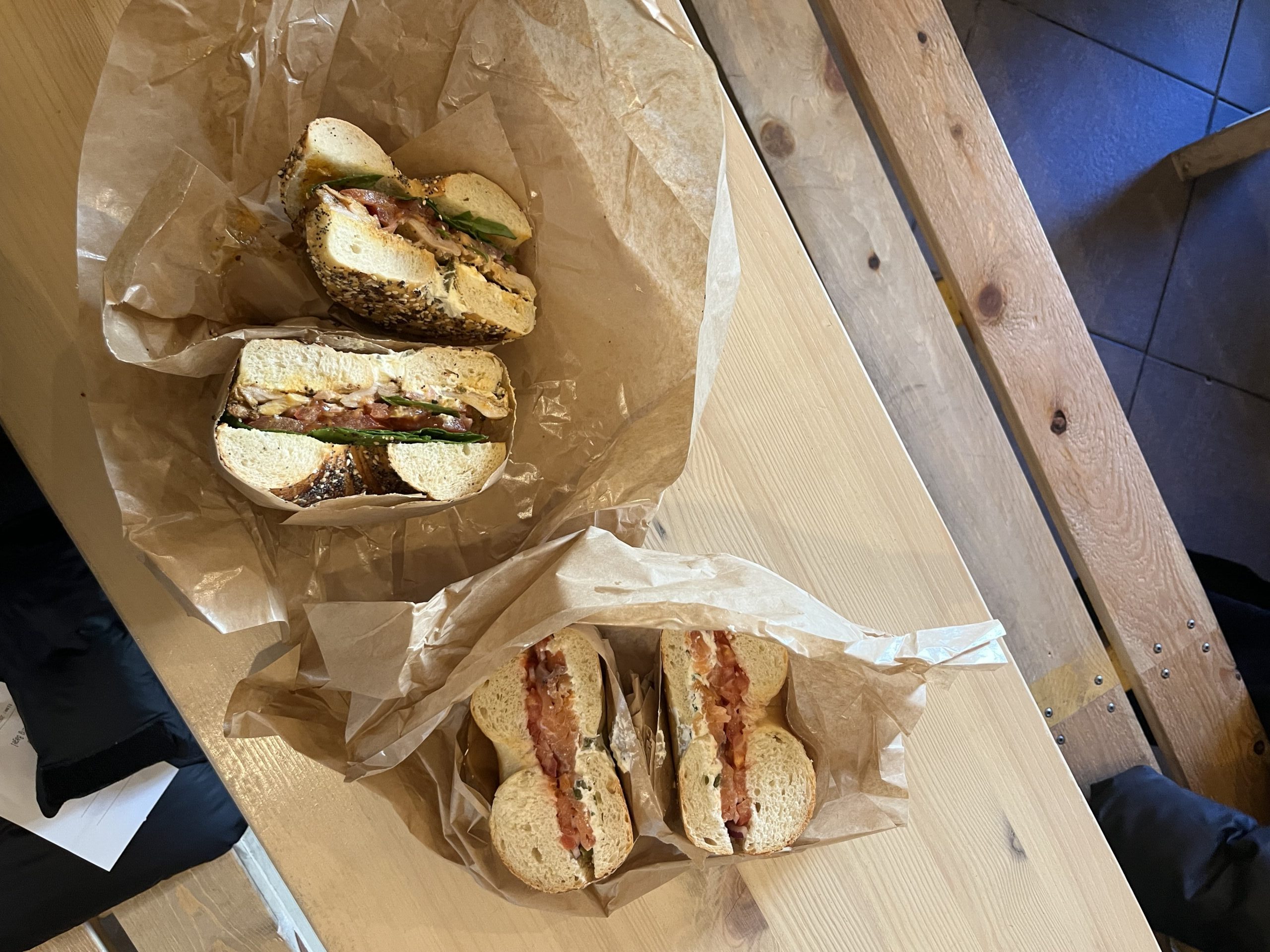 Bagelvinnere: Silkemyk laks møter krydret cajun-kylling – en bagelbattle mellom to giganter, skriver Subjekts anmelder. (Foto Mari Mogen.)