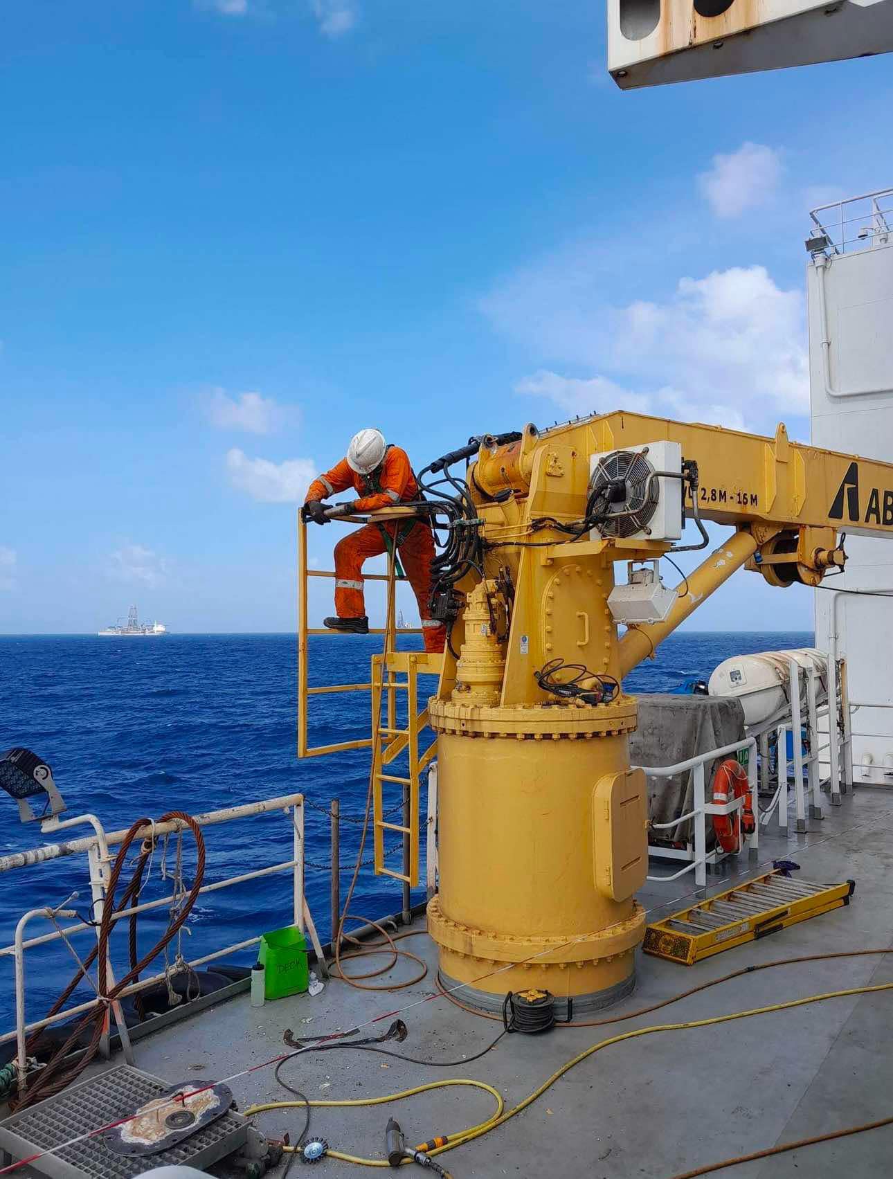 Å endre disse ordene skaper ikke mer inkludering. Det skaper derimot kunstige skiller mellom kvinner og menn i en bransje der vi allerede jobber side om side, skriver Amanda Minde Hallberg. (Foto: Privat.)