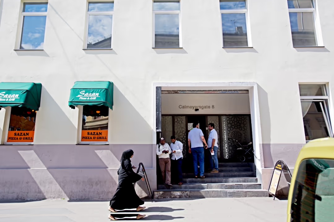 Er det ikke nettopp bokstavtro tolkninger av de hellige skriftene som bidrar til sosial kontroll, frihetsbegrensning og undertrykking? Avsløringer om blant andre Rabita-moskeen i Oslo (bildet) tyder på det, skriver Almir Martin. (Foto: Stian Lysberg Solum/NTB.)