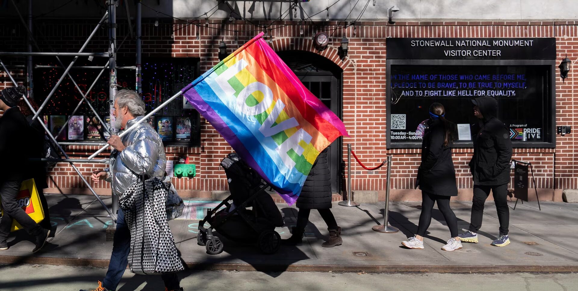 Stonewall-monumentet viser til en faktisk historisk hendelse. Når Trump kommanderer at dette skrives om ved å fjerne ord som «trans», er det historieforfalskning, skriver Mikkel Ihle Tande. (Foto: Reuters.)