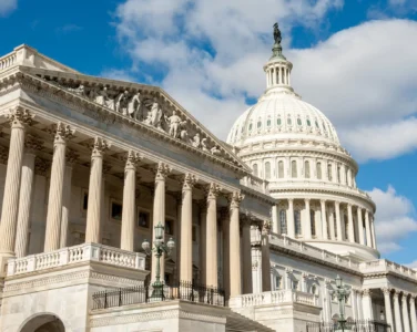 I arkitekturdebatten blir innblanding og begrensning betraktet som en trussel mot kunstnerisk autonomi. Dette resulterer i en kulturell munnkurv på både politikerne og befolkningen, skriver Embla E. Hagalisletto. Bilde fra Washington, der Trump har gjort klassisk stil til normalen for offentlige bygg. (Foto: Getty.)