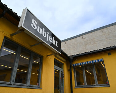 Jeg gleder meg over at organisasjonen jeg leder – Riksmålsforbundet – bare har ett ord i navnet. Da kan Subjekt i hvert fall ikke radbrekke det og erte meg ved å skrive det galt, skriver Trond Vernegg. (Foto: Subjekt.)