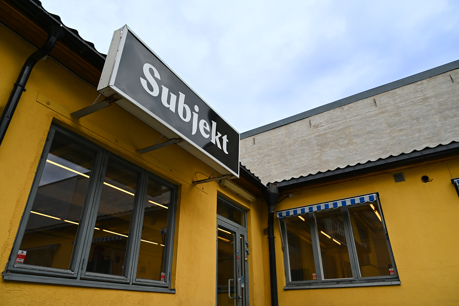 Jeg gleder meg over at organisasjonen jeg leder – Riksmålsforbundet – bare har ett ord i navnet. Da kan Subjekt i hvert fall ikke radbrekke det og erte meg ved å skrive det galt, skriver Trond Vernegg. (Foto: Subjekt.)