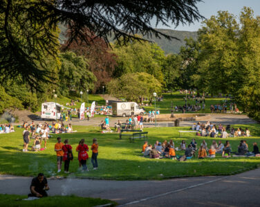 Ali oppga at han ble angrepet av en gruppe menn i Nygårdsparken i Bergen. (Foto: Eivind Senneset/NTB.) Bergen 20200811. Fadderuken i Bergen er i gang. Mange studenter samler seg i Nygårdsparken. (Foto: Eivind Senneset/NTB.)