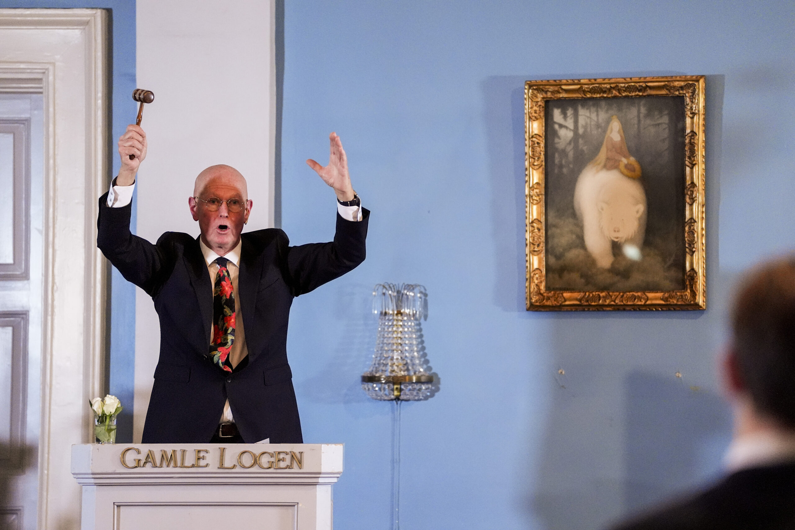 Kunstekspert Hans Richard Elgheim auksjonerer bort Theodor Kittelsens «Kvitebjørn kong valemon» i Grev Wedels Plass Auksjoner. (Foto: Lise Åserud/NTB.)