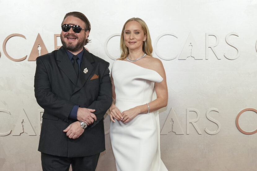 Brady Corbet og kona Mona Fastvold i det de ankom Oscar-utdelingen. (Foto: Jae C. Hong/AP/NTB.)
