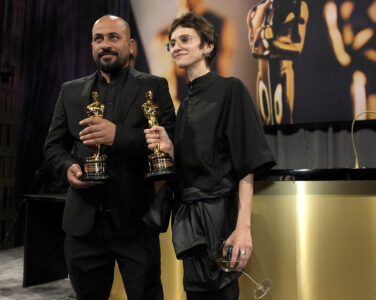 Palestinske Hamdan Balal (t.v.) og israelske Rachel Szor, to av regissørene bak «No Other Land» tar imot Oscar for beste dokumentar søndag. (Foto: John Locher/AP/NTB.)