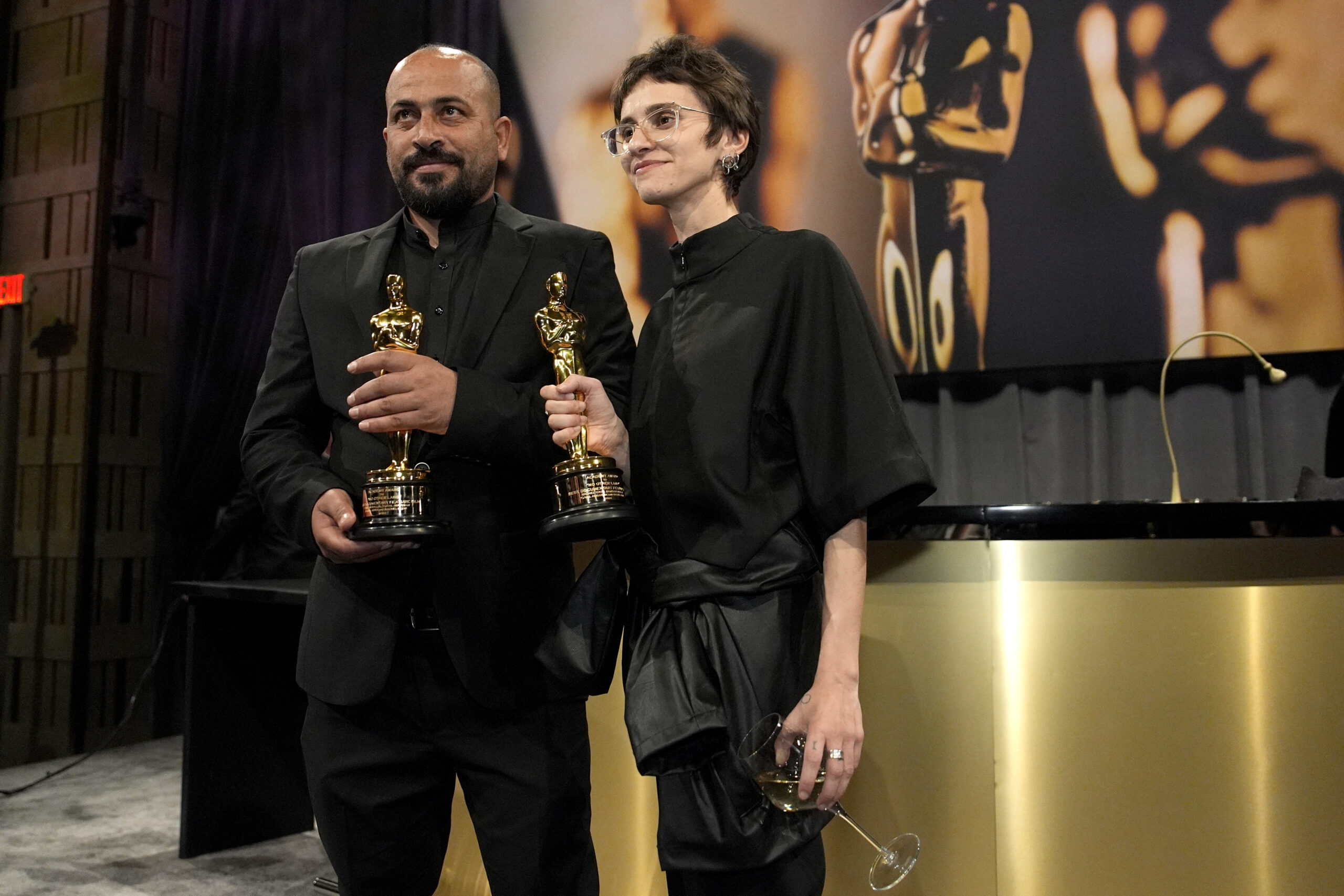 Palestinske Hamdan Balal (t.v.) og israelske Rachel Szor, to av regissørene bak «No Other Land» tar imot Oscar for beste dokumentar søndag. (Foto: John Locher/AP/NTB.)