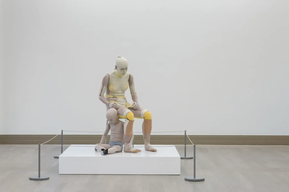 Anna Odells uhyggelige mor og barn-lignende skulpturer. (Foto: Presse)