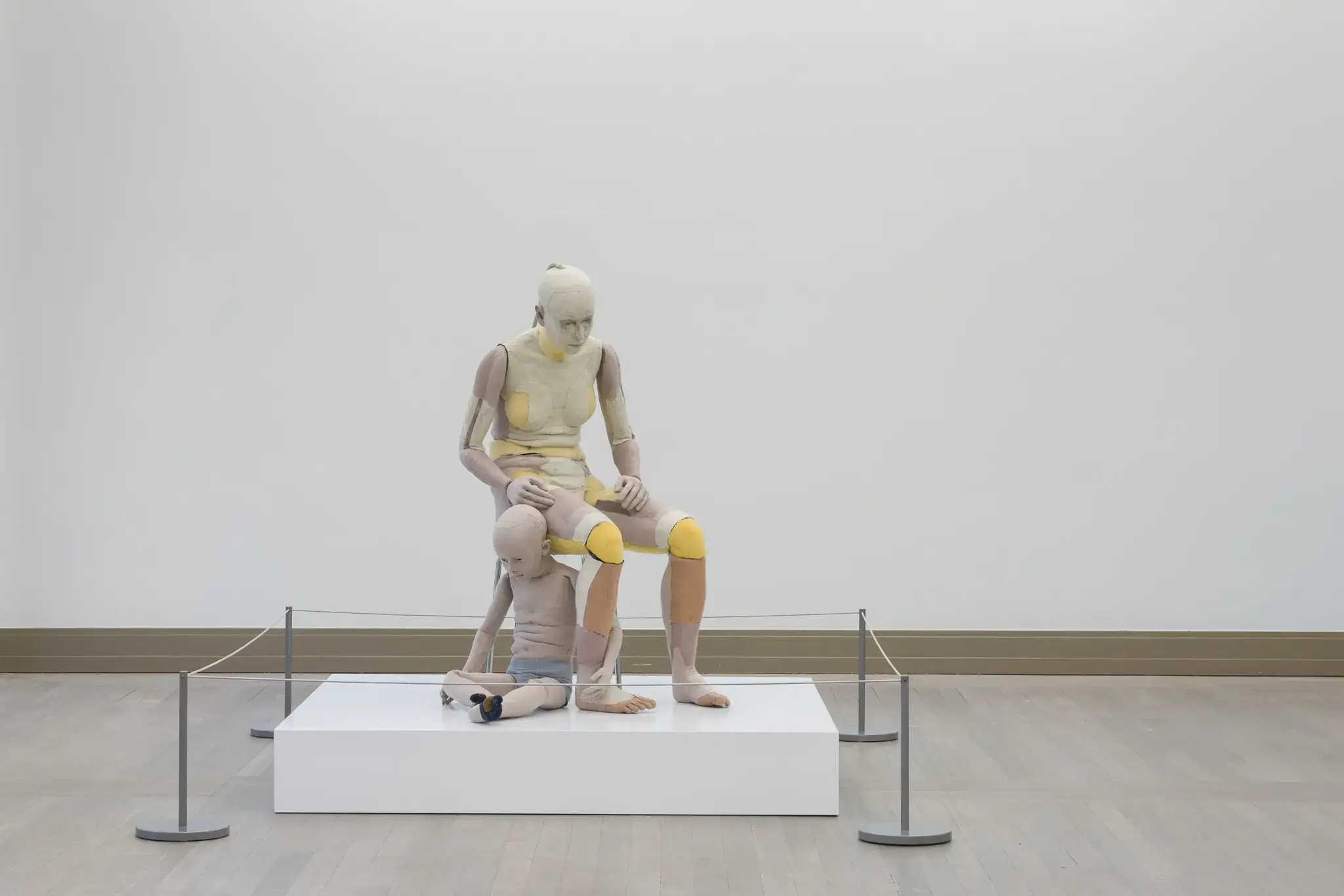 Anna Odells uhyggelige mor og barn-lignende skulpturer. (Foto: Presse)