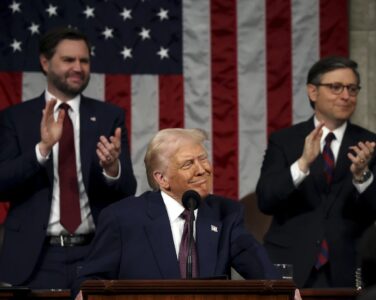 Visepresident J.D. Vance og speaker i den amerikanske Kongressen Mike Johnson er strålende fornøyd med kongresstalen til Donald Trump. (Foto AP.)