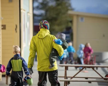 Det er paradoksalt at de samme foreldrene som klager på for få ansatte i barnehagen, samtidig er med på å gjøre bemanningskrisen verre, skriver Oda Røhme Sivertsen og Maria Strand Munkhaug. (Foto: PBL.)