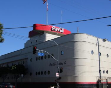 Embla Eskilt Hagalisletto skriver i Subjekt i dag at «å demokratisere arkitekturen innebærer å utfordre armlengdeprinsippet». Hun burde heller lese litt om Coca-Cola, og da snakekr jeg ikke Coca-cola-bygningen i LA, skriver Magnus Ravlo Stokke. (Foto: Carol M. Highsmith/Wikimedia commons.)