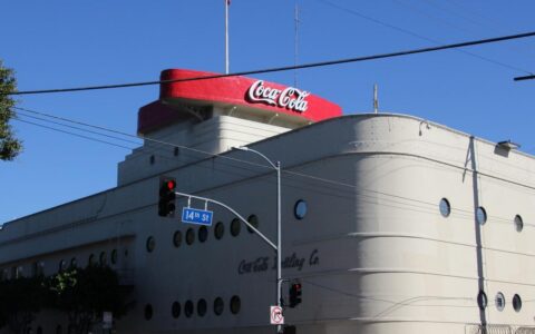 Embla Eskilt Hagalisletto skriver i Subjekt i dag at «å demokratisere arkitekturen innebærer å utfordre armlengdeprinsippet». Hun burde heller lese litt om Coca-Cola, og da snakekr jeg ikke Coca-cola-bygningen i LA, skriver Magnus Ravlo Stokke. (Foto: Carol M. Highsmith/Wikimedia commons.)