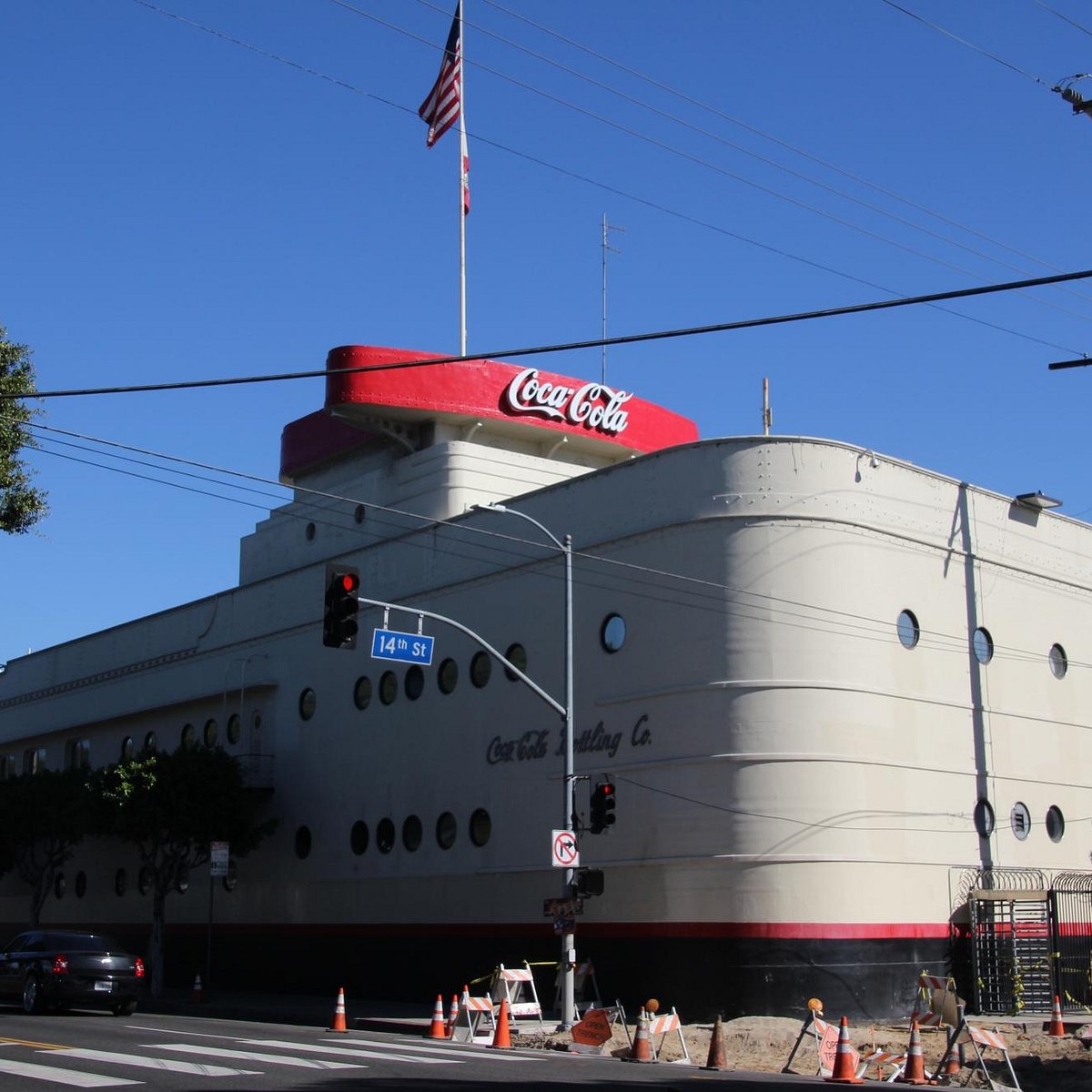 Embla Eskilt Hagalisletto skriver i Subjekt i dag at «å demokratisere arkitekturen innebærer å utfordre armlengdeprinsippet». Hun burde heller lese litt om Coca-Cola, og da snakekr jeg ikke Coca-cola-bygningen i LA, skriver Magnus Ravlo Stokke. (Foto: Carol M. Highsmith/Wikimedia commons.)