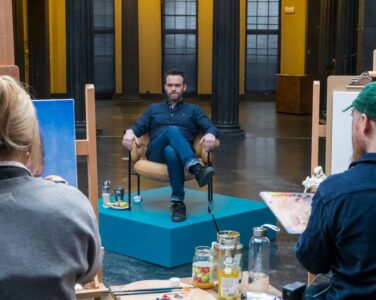 Et eksempel på mangfoldet som finnes bare i mediet maleri, er «Portrettmesterskapet» på NRK. Samfunnet må gi rom for dette mangfoldet, skriver kunstsosiolog Kristin Josefine Solstad. (Foto: NRK.)